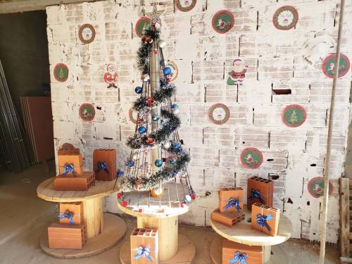 Canteiro de obras monta árvore de Natal com restos de obra, em Goiânia
